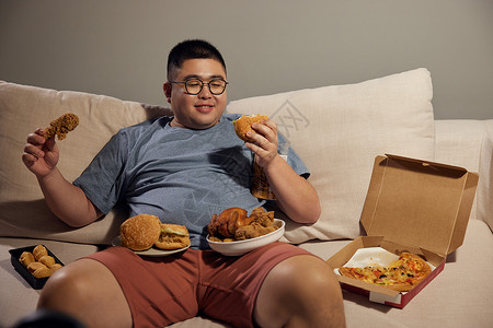 汉堡披萨肥胖居家男士吃夜宵背景