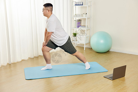 胖子男生瑜伽垫运动健身高清图片