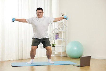胖子男生瑜伽垫上锻炼图片