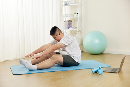 胖子男生瑜伽垫运动图片
