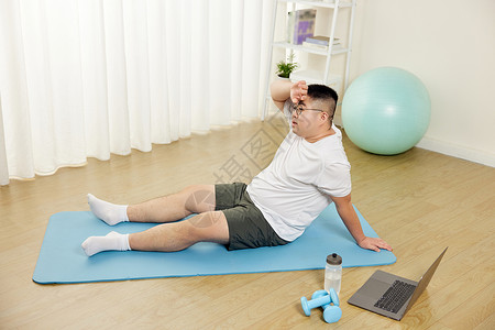 跑步的男士肥胖男青年瑜伽垫上擦汗休息背景