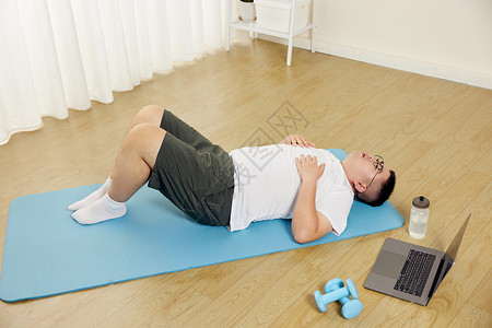 胖子男生瑜伽垫上休息图片