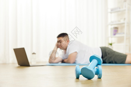 胖子男生瑜伽垫上看电脑背景图片