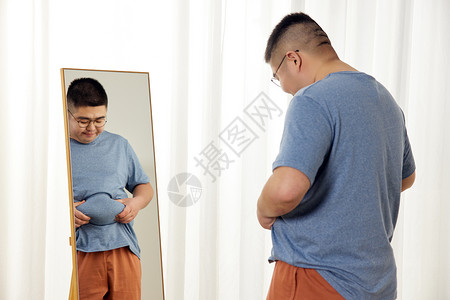 男士自拍胖男生照镜子看赘肉背景