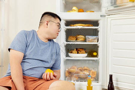 肥胖男生冰箱前找美食图片