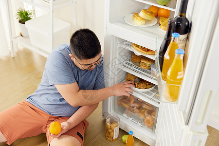 肥胖男士冰箱里翻找美食图片