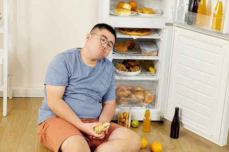 肥胖男士冰箱旁偷吃图片