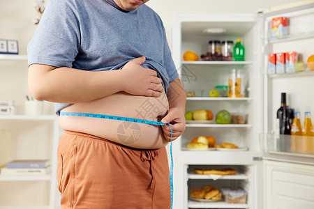 测体重肥胖男性居家量腰围特写背景