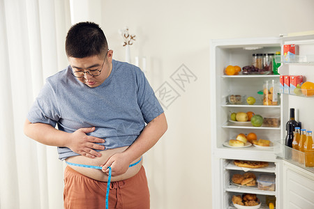 肥胖男性居家量腰围背景图片