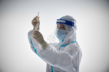 医生工作疲劳穿防护服的医护人员手拿核酸检测试管背景