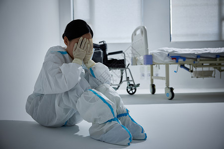 病房里穿防护服崩溃的医护人员高清图片