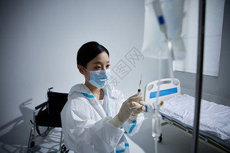 病房里手拿注射器的医护人员图片
