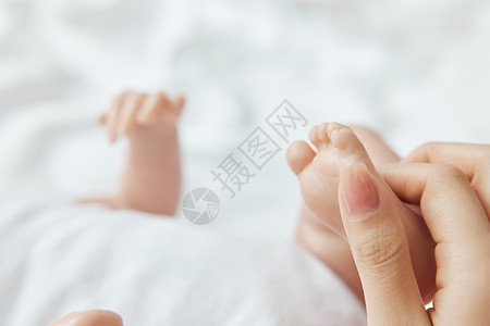 妈妈轻触新生婴儿的小脚图片