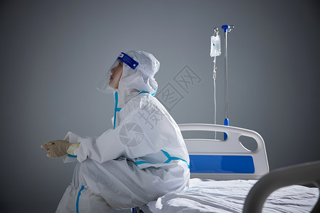 坐在病床上疲惫的医护人员形象图片