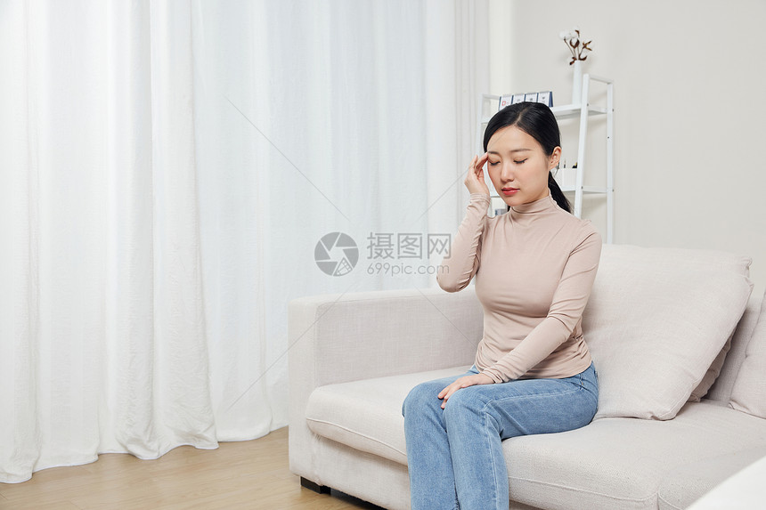 居家隔离不舒服的女性图片