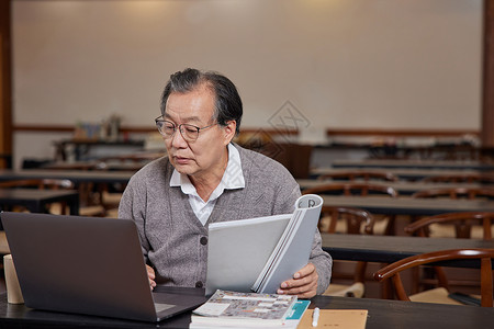 学习中国风阅读看书的老年人背景