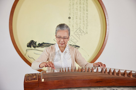 弹奏古筝的老年女性图片