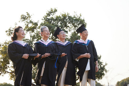 穿学士服的老年人形象图片