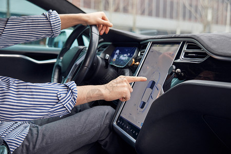 男人科技城市司机操作汽车中控显示屏特写背景