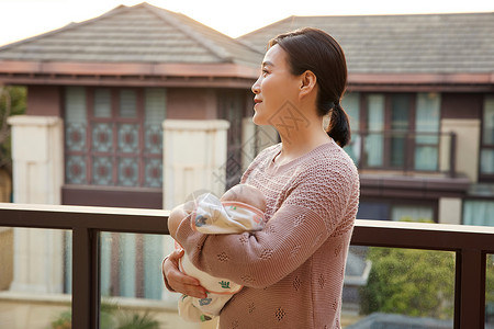 外婆手抱新生婴儿宝宝图片