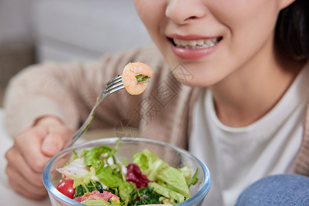 美食简约客厅吃沙拉的居家女子特写背景