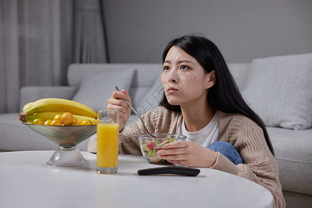 美食简约客厅青年女性居家吃沙拉看电视背景