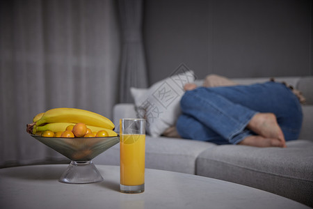 害怕的抖抖客厅里的橙汁和水果背景