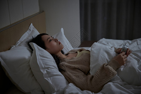 青年女性失眠形象背景图片
