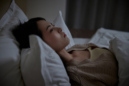 独居女性深夜失眠背景图片