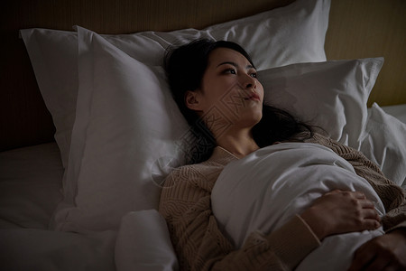 独居女性深夜失眠形象背景图片