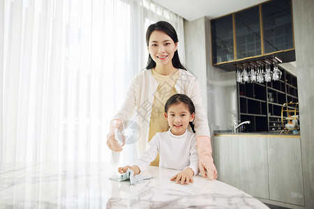 一起清洁饭桌的母女形象图片