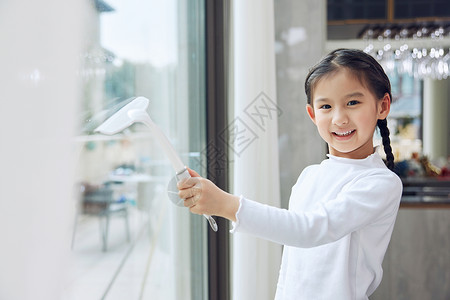收拾卫生的女孩清洗玻璃的小女孩背景