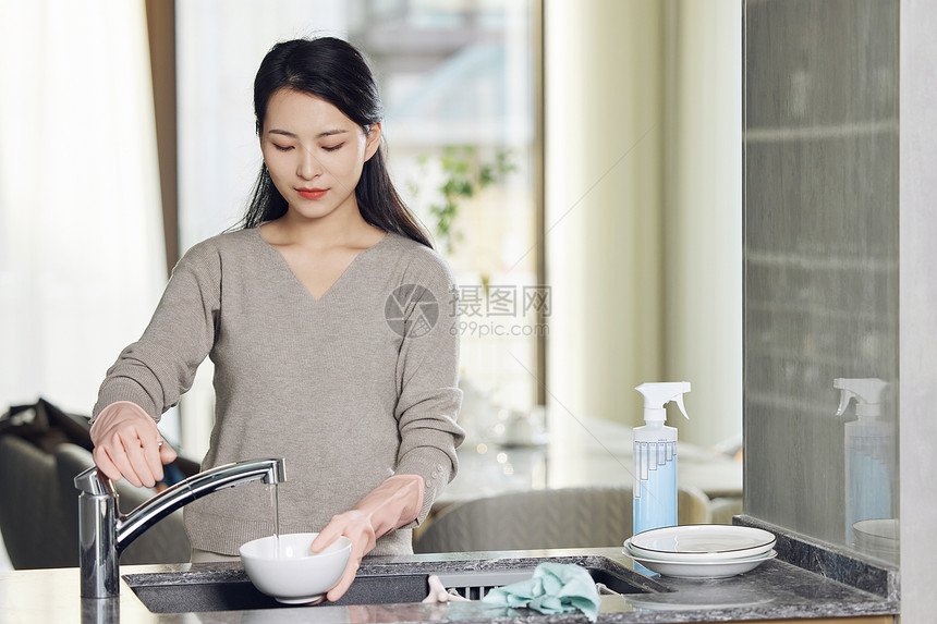 居家洗碗的女性图片
