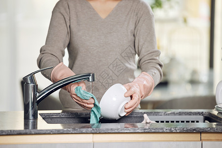 居家洗碗的女性特写高清图片