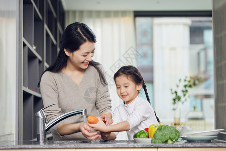居家母女在厨房一起洗菜背景图片