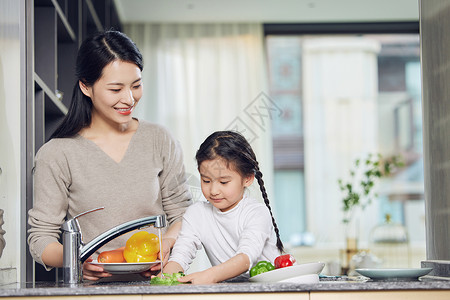 母女在厨房一起洗菜图片