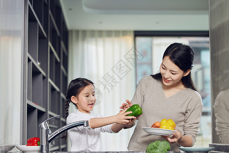 幸福母女在厨房一起洗菜图片
