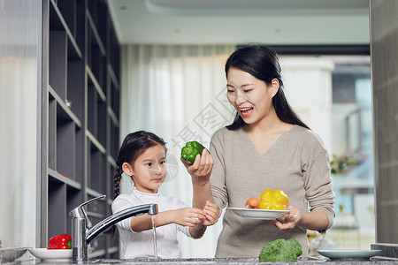 站在碗里男孩幸福母女在厨房一起洗菜背景