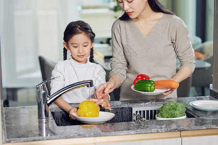 做饭工具在厨房一起洗菜的幸福母女背景