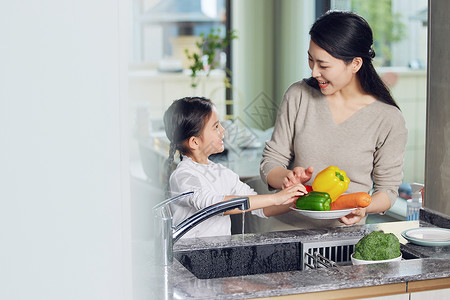 洗碗柜温馨母女在厨房一起洗菜背景