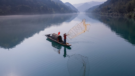 湖南5A级旅游景区东江湖上撒网的渔夫图片