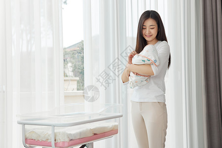 居家坐月子的产妇照顾孩子形象图片