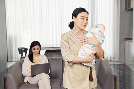 忙碌的照顾为忙碌的产妇照顾婴儿的月嫂背景