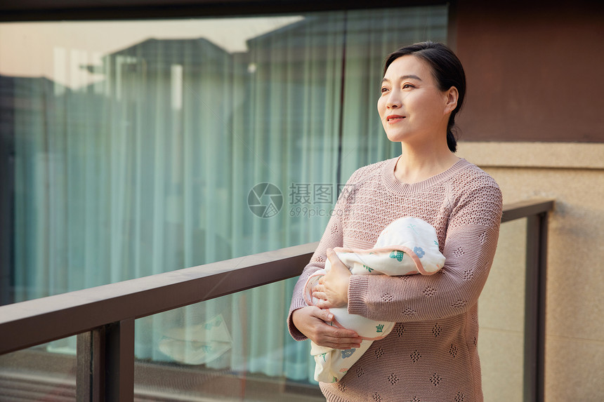 外婆手抱新生婴儿宝宝图片