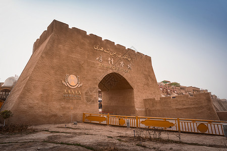 维族新疆喀什古城东门背景