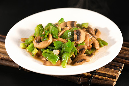 野生菌炒鸡柳蘑菇炒青椒食物美食中餐背景