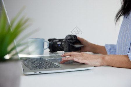 摄影师使用笔记本电脑特写高清图片