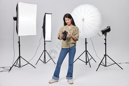 巧影素材照片影棚里的专业女摄影师形象背景