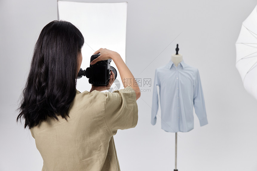 拍摄服装静物的女摄影师形象图片