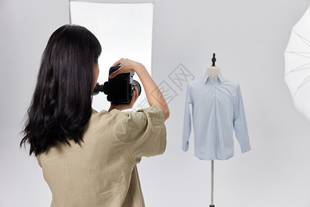 拍静物的女摄影师拍摄服装静物的女摄影师形象背景